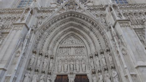 Reich-Verzierte-Steinfassade-Und-Große-Holztüren-Der-Votivkirche-In-Wien,-Österreich