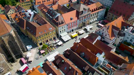 Vídeo-Aéreo-En-4k-Con-Dron-Del-Mercado-De-Agricultores-En-El-Patio-Entre-La-Calle