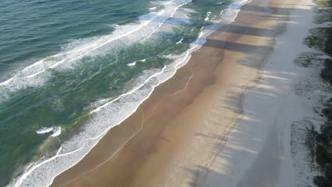 Ozeanküste,-Wunderschöner-Sauberer-Weißer-Sandstrand,-Exotisches-Strandparadies