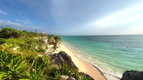 Hermoso-Paisaje-De-La-Zona-Arqueológica-De-Tulum-Frente-A-La-Playa-Con-Aguas-Cristalinas-Al-Amanecer