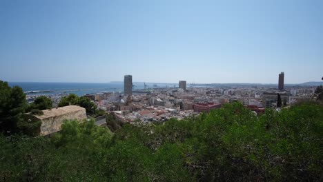 Die-Luftaufnahme-Der-Spanischen-Häuser-Alicantes-Entlang-Der-Mittelmeerküste-Bietet-Einen-Malerischen-Einblick-In-Das-Leben-An-Der-Küste-Dieser-Pulsierenden-Stadt