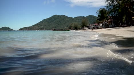 Sanfte-Wellen-Rollen-An-Den-Sandstrand-Von-Sairee-Beach-Auf-Der-Tropischen-Insel-Koh-Tao,-Thailand