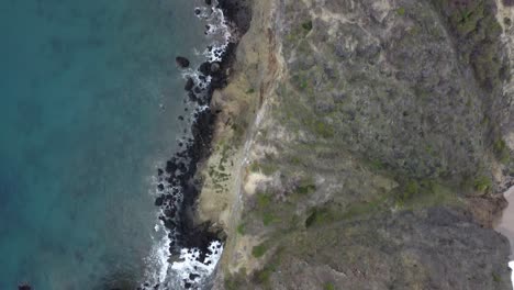 Sobre-Un-Acantilado-De-Piedra-Caliza,-Piedras-De-Canto-Rodado-En-El-Océano-Pacífico,-Costa-De-Ecuador