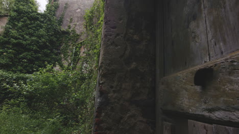 Puerta-De-Madera-En-Una-Casa-Medieval-Abandonada---Toma-Panorámica