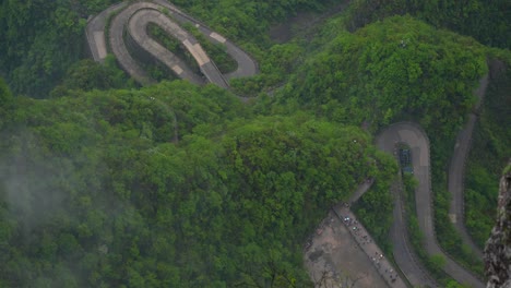 Turistas-Que-Llegan-A-La-Montaña-Tianmen-En-Zhangjiajie