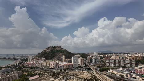 Panorama-Zeitraffer-Der-Stadt-Alicante,-Spanien,-Mit-Blick-Auf-Das-Stadtzentrum,-Die-Burg-Und-Das-Mittelmeer