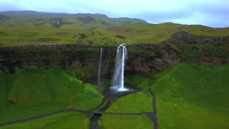 Reise-Durch-Den-Himmel-über-Seljalandsfoss-Und-Erlebe-Den-Atemberaubenden-Wasserfall-Und-Die-Umliegende-Isländische-Wildnis