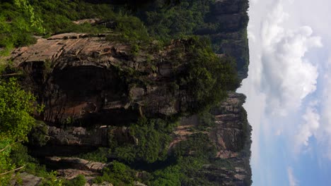 Toma-Panorámica-Vertical-De-Pilares-De-Arenisca-Kárstica-Y-Vegetación-Circundante,-China