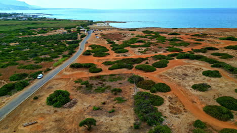 Historische-Antike-Ruinenstätte-In-Der-Nähe-Der-Küste-Des-Wunderschönen-Mittelmeers-Auf-Der-Insel-Kreta,-Luftaufnahme