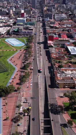 Vertikale-Drohnenaufnahme-Des-Stadtzentrums-Von-Bogota,-Kolumbien,-Des-Straßenverkehrs,-Des-Parks-Und-Der-Gebäude