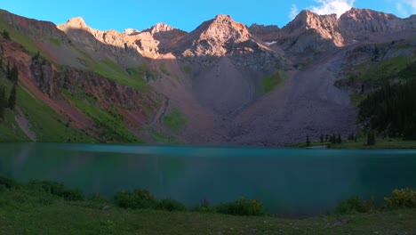 Sonnenuntergang-Wanderweg-Wildblumen-Niedrigere-Blaue-Seen-Wildblumen-Mount-Sneffels-Wildnis-Sommer-Ridgway-Telluride-Colorado-Rocky-Mountains-Uncompahgre-Nationalwald-San-Juan-Dallas-Range-Vorwärts-Schwenken-