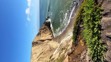 Wunderschöne-Aussicht-Von-Den-Klippen,-Kleine-Wellen-Am-Ufer-Und-Ein-Sonniger-Tag