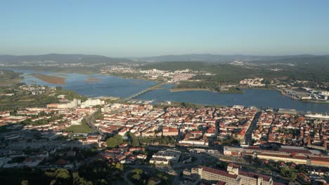 Stadtbild-Von-Viana-Do-Castelo,-Portugal,-Mit-Blick-Auf-Den-Fluss,-Unter-Klarem-Himmel