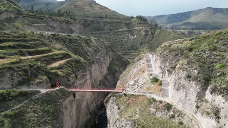 Überführung-Der-Fußgängerbrücke-über-Den-Colca-Canyon-In-Bergterrassen-In-Der-Nähe-Von-Yanque,-Peru