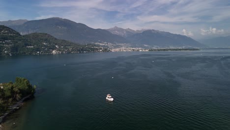 Rückwärtsaufnahme-Des-Lago-Maggiore-Oder-Verbano-Ist-Der-Zweitgrößte-See-Italiens-Und-Liegt-Auf-Der-Südseite-Der-Alpen-Auf-Der-Insel-Brissago