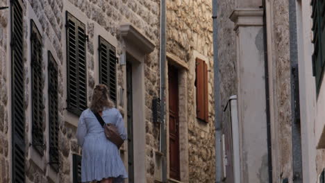 Blonde-Frau-Wandert-Allein-Durch-Die-Altstadt-Von-Herceg-Novi-Montenegro