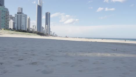 Gold-Coast-Australien-Weißer-Sand-Leerer-Strand,-Immobilien-Gebäude-Direkt-Am-Meer