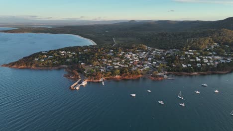 Bahía-De-Coles-Y-Pueblo-A-Lo-Largo-De-La-Costa-Al-Atardecer,-Tasmania,-Australia