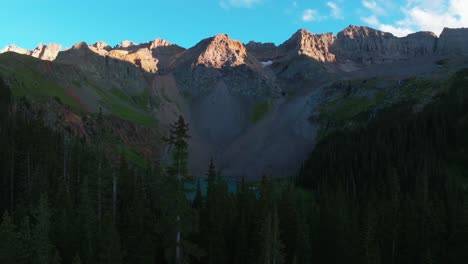 Sonnenuntergang-Abenddämmerung-Unterer-Blauer-See-Mount-Sneffels-Wildnis-Ridgway-Telluride-Colorado-Luftdrohne-Goldene-Stunde-Schattige-Gipfel-San-Juan-Rocky-Mountains-Uncompahgre-Nationalwald-Blauer-Himmel-Wolken-Nach-Oben