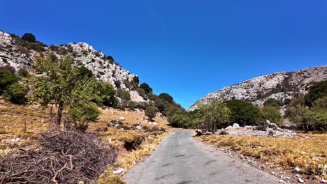 Carretera-Asfaltada-Que-Atraviesa-Un-Terreno-Montañoso-De-La-Isla-De-Creta,-Grecia,-Vista-En-Movimiento