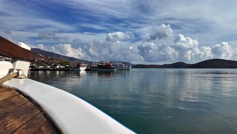 Entspannender-Blick-Auf-Den-Pier-Und-Die-Berge-Der-Insel-Kreta