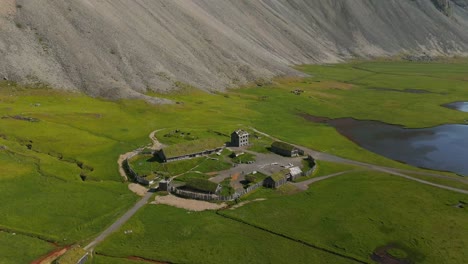 Erleben-Sie-Die-Atemberaubende-Luftaufnahme-Des-Wikingerdorfs-In-Island,-Wo-Geschichte-Auf-Atemberaubende-Landschaften-Trifft