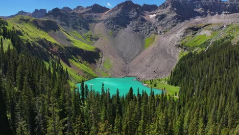 Mount-Sneffels-Wildnis-Unterer-Eisblauer-See-Schöner-Sonniger-Morgen-Ridgway-Telluride-Colorado-Luftdrohne-San-Juan-Rocky-Mountains-Uncompahgre-Nationalwald-Dallas-Range-Blauer-Himmel-Nach-Vorn-Schwenken-Nach-Oben