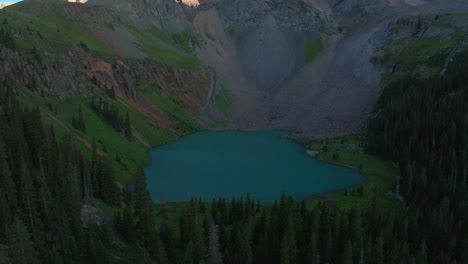 Puesta-De-Sol-Lago-Azul-Inferior-Monte-Sneffels-Wilderness-Ridgway-Telluride-Colorado-Drone-Aéreo-Hora-Dorada-Picos-Sombreados-San-Juan-Montañas-Rocosas-Bosque-Nacional-Uncompahgre-última-Luz-Solar-Movimiento-Panorámico-Hacia-Atrás