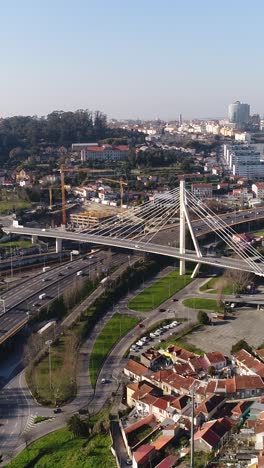 Vertikales-Video-Aus-Der-Luft-Mit-Dem-Stadtverkehr