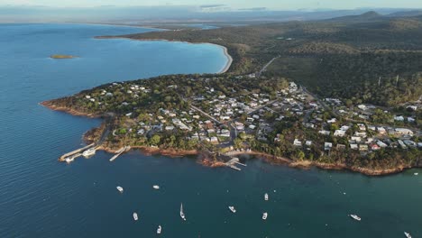 Panoramablick-über-Die-Halbinsel-Coles-Bay-Und-Die-Stadt-In-Tasmanien-Bei-Sonnenaufgang