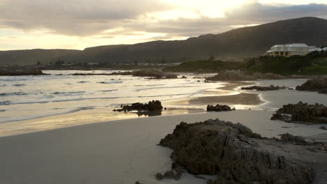 Ruhige-Sonnenuntergangsszene-Mit-Lebendigen-Farbtönen-über-Dem-Voëlklip-Beach-In-Hermanus