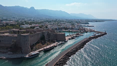 Hafen-Und-Burg-Von-Kyrenia-Mit-Bergen-Und-Küste-Im-Hintergrund,-Luftaufnahme