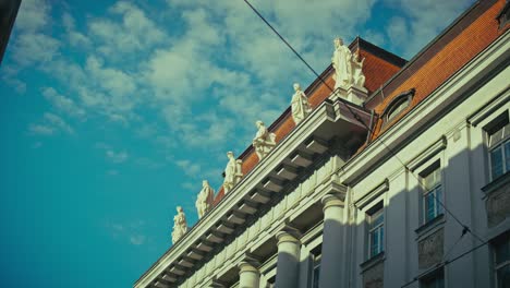 Statuen-Und-Architektonische-Details-Auf-Einem-Historischen-Gebäude-In-Zagreb