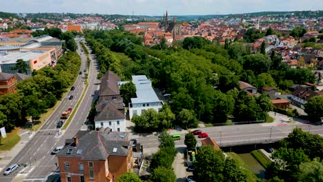 Vídeo-Aéreo-En-4K-Del-Estacionamiento-De-Rezatparkplatz-West-En-El-Río-Frankische-Rezat-En-El-Centro-De-Ansbach,-Alemania