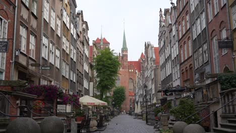 Famous-Amber-Street-in-Gdansk-centre,-with-cobblestones-and-historic-architecture