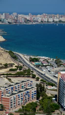 Una-Vista-Panorámica-Revela-Casas,-Viviendas-Y-Edificios-Ubicados-A-Lo-Largo-De-La-Costa,-Bordeados-Por-Prístinas-Playas-De-Arena-Blanca,-Que-Ofrecen-Un-Paisaje-Costero-Sereno.