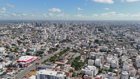 Luftaufnahmen-Der-Avenue-27-De-Febrero,-Einer-Der-Hauptstraßen-Der-Stadt-Santo-Domingo-In-Der-Dominikanischen-Republik