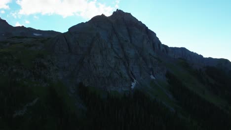 Mount-Sneffels-Rocky-Mountains-Gipfel-Wildnis-Ridgway-Telluride-Colorado-Luftdrohne-Sommer-Sonnenuntergang-Dämmerung-Goldene-Stunde-Schattige-Gipfel-Niedriger-Blauer-See-San-Juan-Uncompahgre-Nationalwald-Kreis-Rechts-