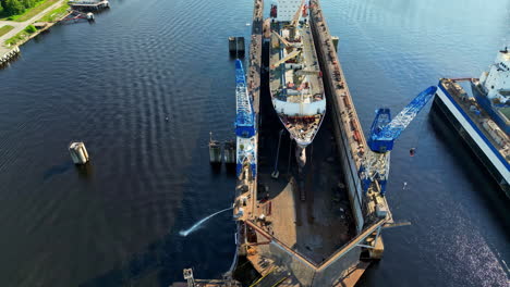 Gran-Barco-En-Reparación-En-Dique-Seco-Con-Grúas,-Vista-Aérea