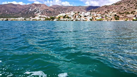 Küstengemeinde-Und-Hafen-Der-Insel-Kreta,-Blick-Vom-Fahrenden-Boot,-Reisekonzept