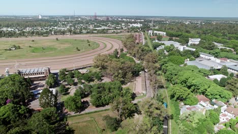 Enthüllende-Luftaufnahme-Des-Hippodroms-Und-Des-Bahnhofs-La-Plata-City