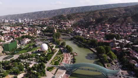 El-Retroceso-Aéreo-Revela-El-Parque-Rike-Y-El-Puente-De-La-Paz