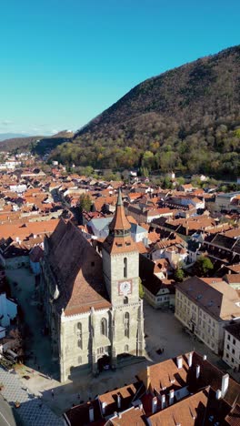 Luftaufnahme-Der-Schwarzen-Kirche-In-Der-Stadt-Brasov,-Rumänien