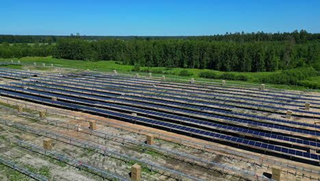 Installationsprozess-Von-Solarmodulen-In-Einem-Großen-Waldgebiet