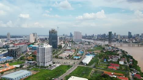 Sitio-De-Construcción-Y-Desarrollo-De-Edificios-Con-Vista-Al-Río,-Distrito-De-Chroy-Changva,-Ciudad-De-Phnom-Penh,-Vista-Con-Drones