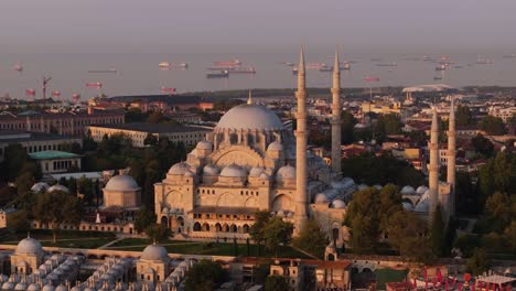 Wunderschöne-Luftaufnahme-über-Der-Süleymaniye-Moschee-Bei-Sonnenaufgang,-Öltanker-Im-Hintergrund