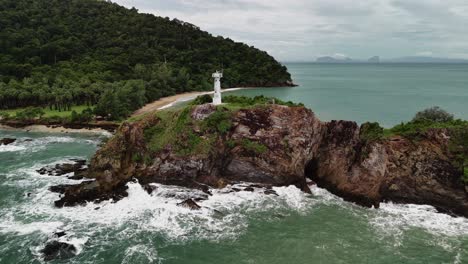 Luftaufnahme-Eines-Leuchtturms-Auf-Einer-Thailändischen-Insel