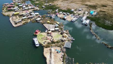 Überführung-Schwimmende-Gemeinde,-Touristenziel-Uros-Inseln-In-Peru