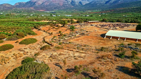 Megaron,-Ruinen-Eines-Minoischen-Palastes,-Umgeben-Von-Kretas-Natürlicher-Landschaft