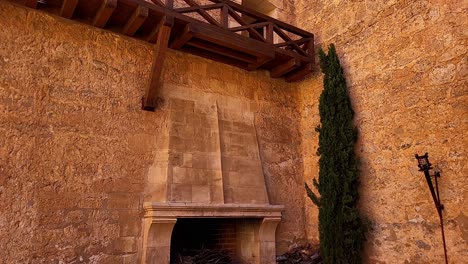 Gran-Chimenea-De-Piedra-En-El-Patio-De-Armas-De-Un-Castillo-Medieval